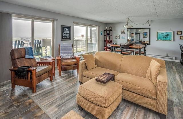 2 Bedroom~1st floor~Newly remodeled~No Cleaning Fees!