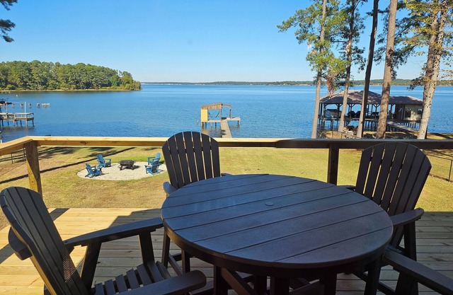 2 bedroom 2 bath Waterfront Lake Palestine Home, Boathouse, and Firepit