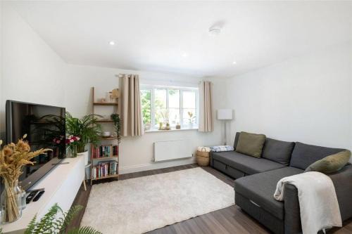 2 Bedroom 2 Bathrooms Parking Electric Charger Juliet Balcony Close to Reigate Station Centre - 2230