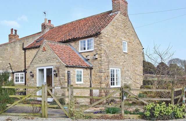 2 bedroom accommodation in Brompton by Sawdon