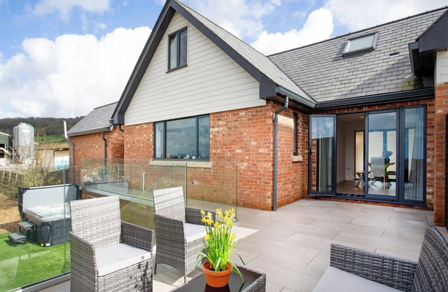 2 bedroom accommodation in Ottery St Mary