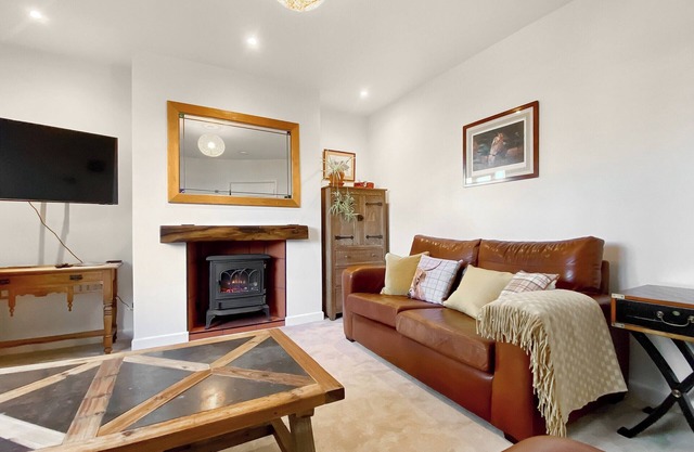 2 bedroom accommodation in Winterbourne Monkton, Nr Marlborough