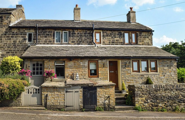 2 bedroom accommodation in Kirkburton, near Huddersfield