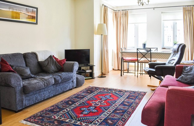 2 bedroom accommodation in Leatherhead, near Surrey