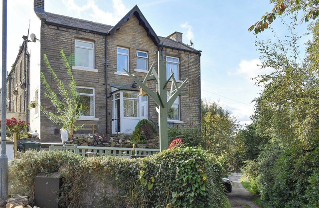 2 bedroom accommodation in Linthwaite