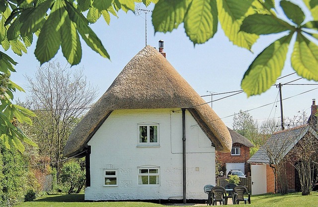 2 bedroom accommodation in Aughton, near Marlborough