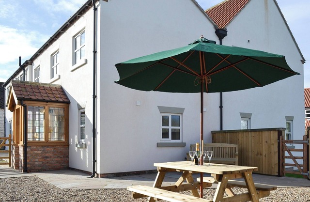 2 bedroom accommodation in Flixton, near Filey