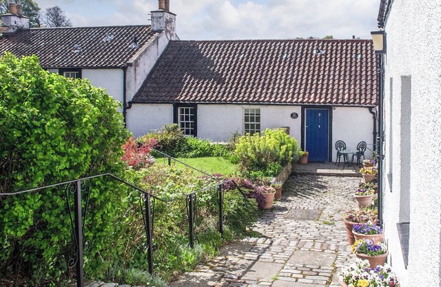 2 bedroom accommodation in Cramond, Edinburgh