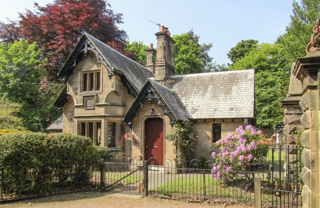2 bedroom accommodation in Markinch, near Glenrothes