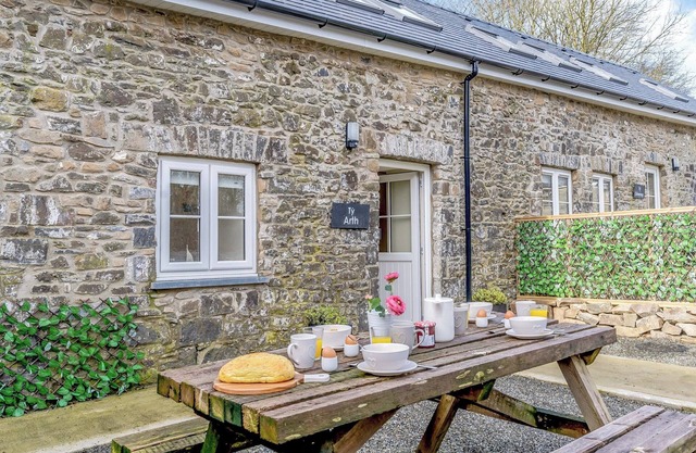 2 bedroom accommodation in Maen-y-groes, near New Quay