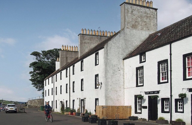 2 bedroom accommodation in Cramond Village, Edinburgh