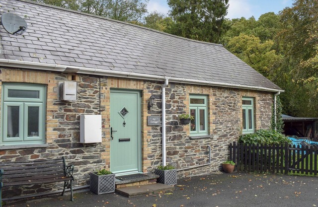 2 bedroom accommodation in Drefach Felindre, near Newcastle Emlyn