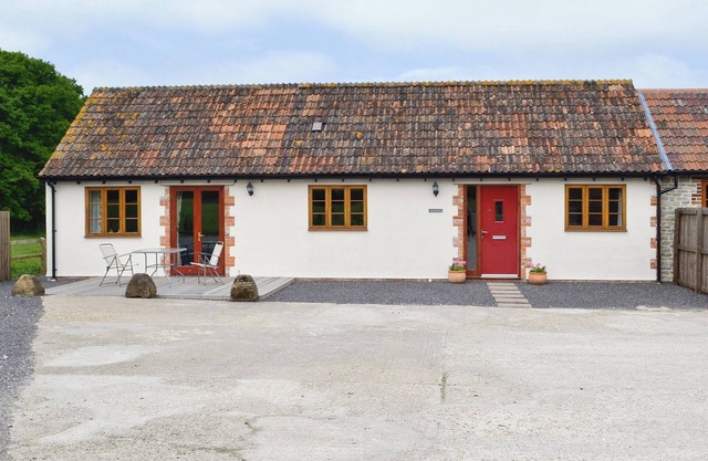 2 bedroom accommodation in Middlemarsh, near Sherborne