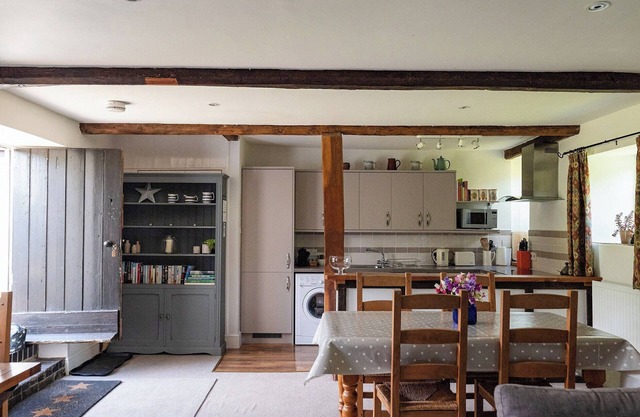 2 bedroom accommodation in Goathill, near Sherborne