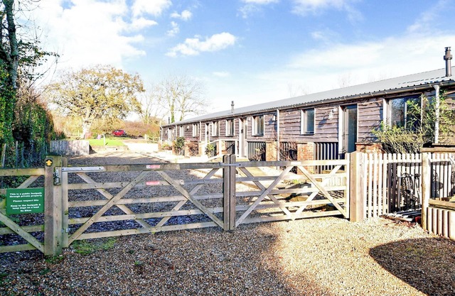 2 bedroom accommodation in Wellow, near Yarmouth