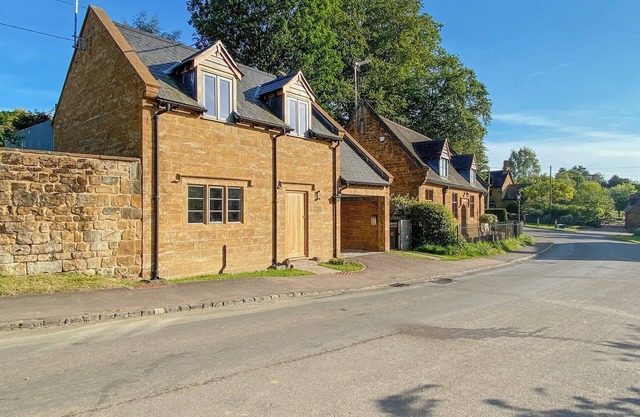 2 bedroom accommodation in Farnborough, near Banbury