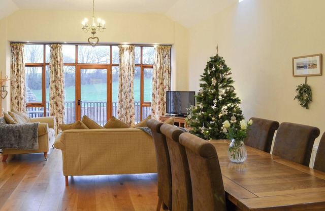 2 bedroom accommodation in Eastleigh, near Bideford