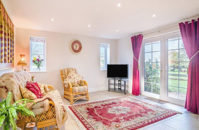 2 bedroom accommodation in Lower Wick, Dursley