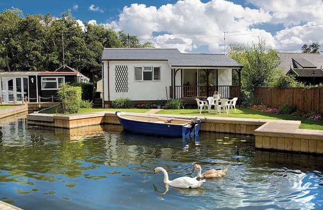 2 bedroom accommodation in Wroxham, Norfolk Broads