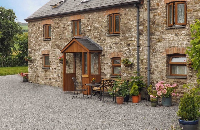 2 bedroom accommodation in Llanybri, near Carmarthen