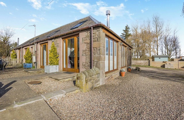 2 bedroom accommodation in Tealing, near Dundee