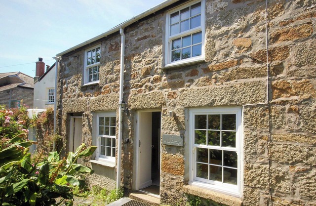 2 bedroom accommodation in Newlyn, near Penzance