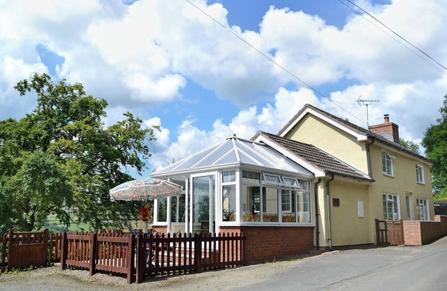 2 bedroom accommodation in Kingswood, near Kington