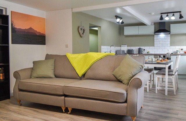 2 bedroom accommodation in Street