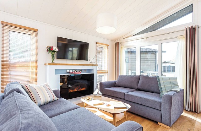2 bedroom accommodation in Wootton Bridge, Nr Cowes