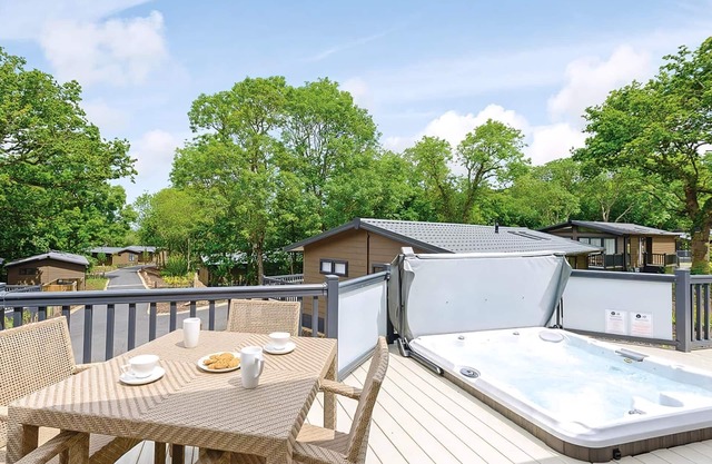 2 bedroom accommodation in Wootton Bridge, Nr Cowes