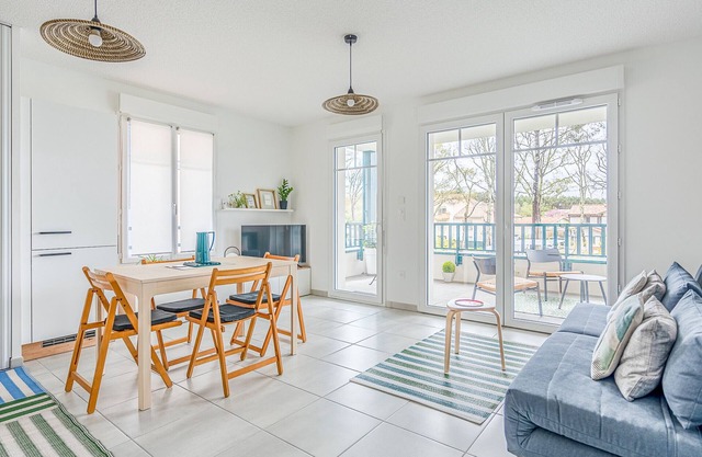 2-Bedroom Apartment 4 Guests, Terrace, Parking, Near Center