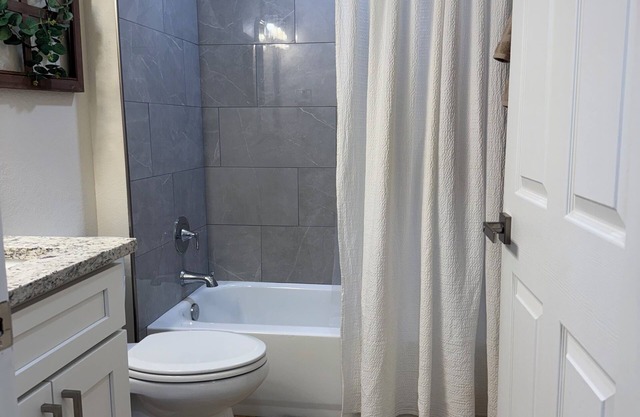 2-bedroom apartment in brilliant Avon Park with AC, WiFi. Enjoy your stay