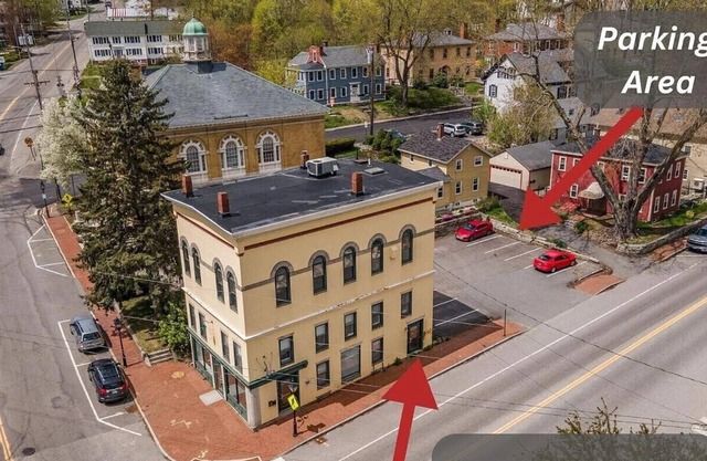 2-bedroom apartment in charming Hallowell with AC