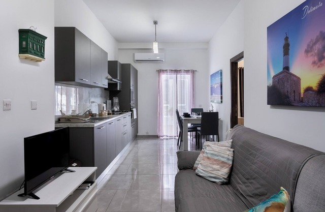 2-bedroom apartment in Gżira with AC