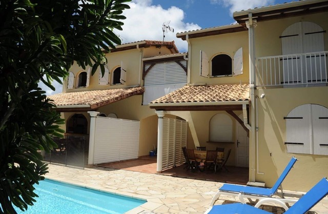 2-bedroom apartment in small residence with swimming pool