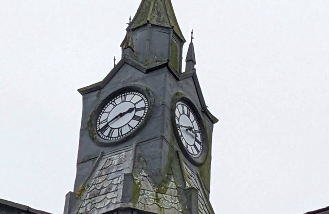 2 bedroom apartment, over wool and craft shop. Close to the marina in Pwllheli.