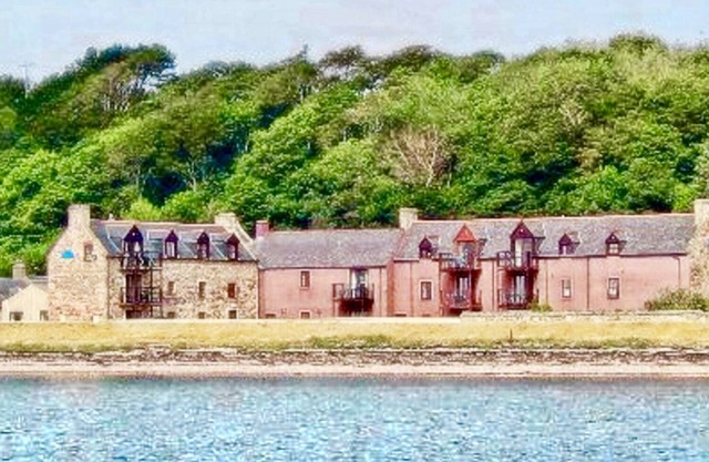 2 bedroom apartment with breathtaking views right on the beach near Inverness