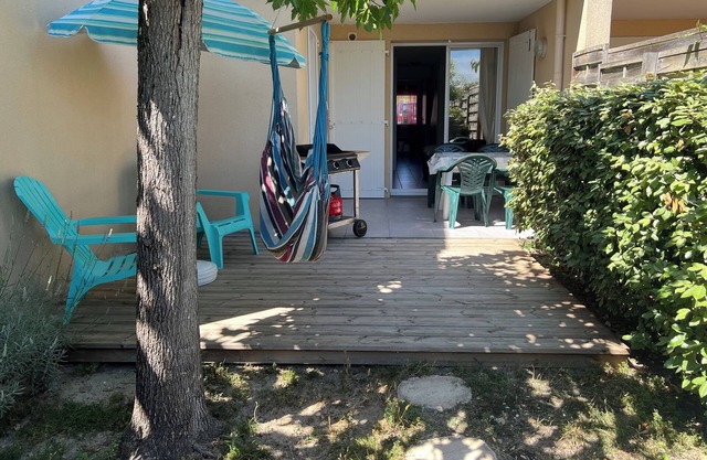 2 bedroom apartment with terrace and garden 100m from the ocean beach shackles