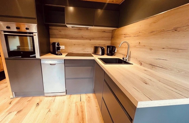 2 bedroom apt, balcony facing Mont Blanc, very close to village & GM ski lift