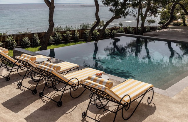 2 Bedroom Beachfront Villa with a Private Infinity Pool