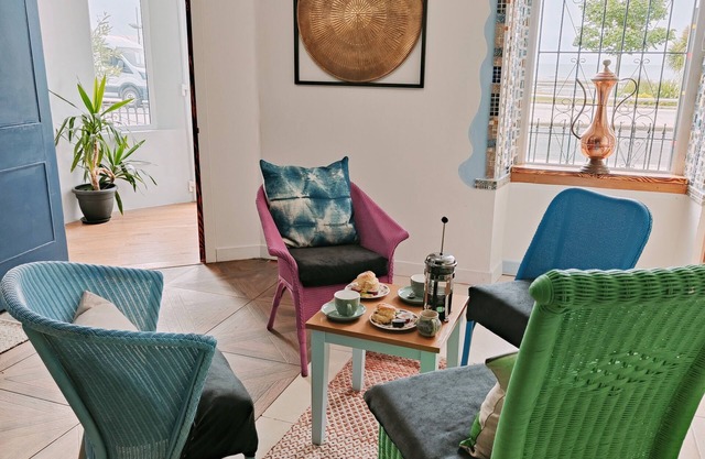 2 bedroom boutique art apartment with sea views