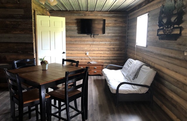 2 bedroom cabin close to Pomme de Terre Lake