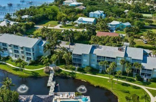 2 Bedroom Condo 320731 by Houzlet