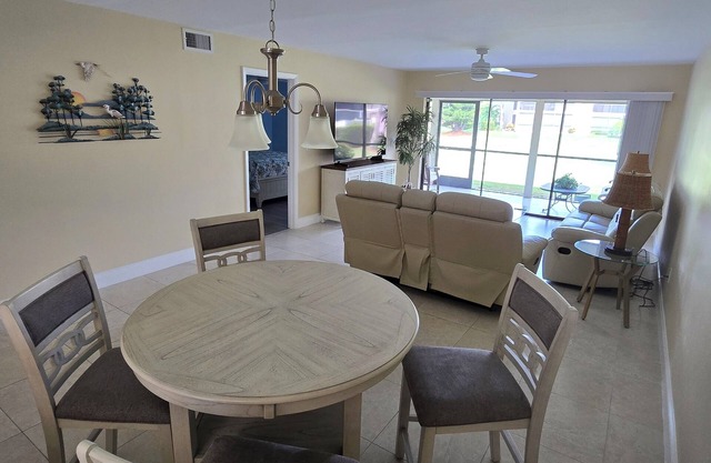 2-bedroom condo in Naples. Close to Marco Island, Naples Pier and the Everglades