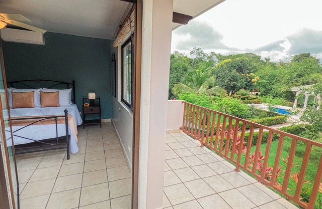 2 bedroom-condo-pool privacy. 5 minutes to Quepos