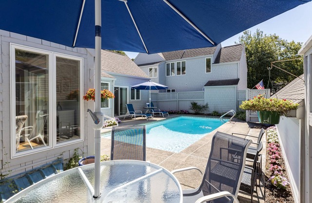 2-bedroom condo, private pool, 6-minute drive to Cape Cod Beaches