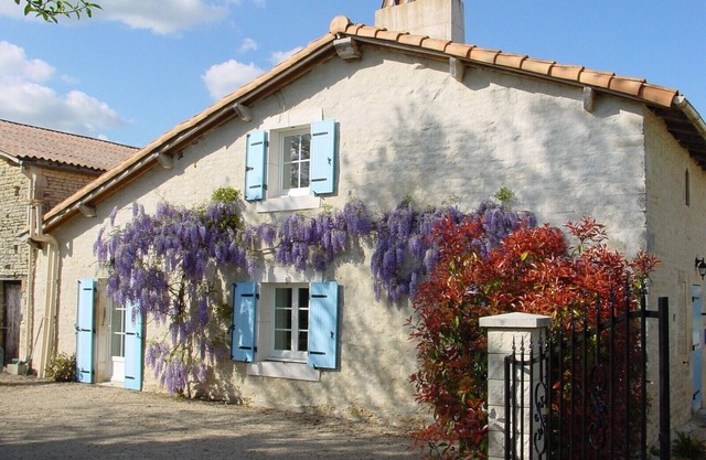 2 bedroom cottage close to Niort with indoor pool