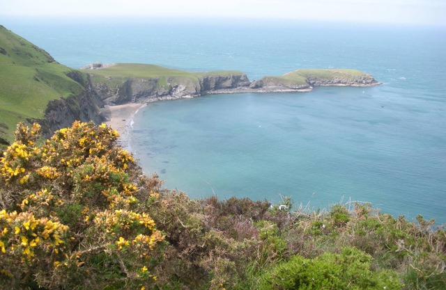2 bedroom cottage in beautiful village, only 3 minutes walk from beach