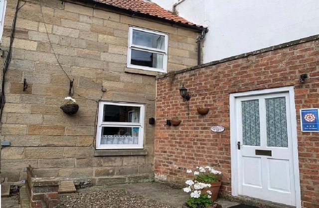 2 Bedroom cottage in the lovely village of Ruswarp walking distance to Whitby