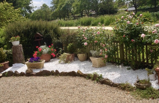 2 bedroom family canalside character cottage with jaccusi and 10 mn to Dinan